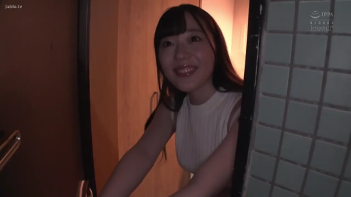 房间门口 · 好奇 · 面部特写 · 白色无袖上衣