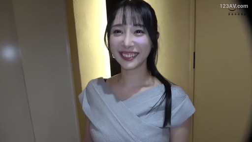 开朗 · 面部特写 · 室内走廊 · 灰色交叉领连衣裙