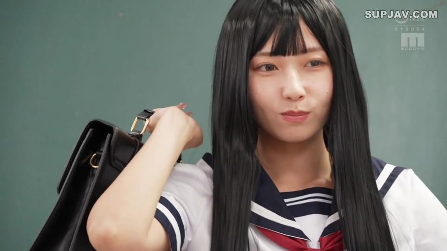教室 · 上半身特写 · 若有所思 · 水手服 · 书包