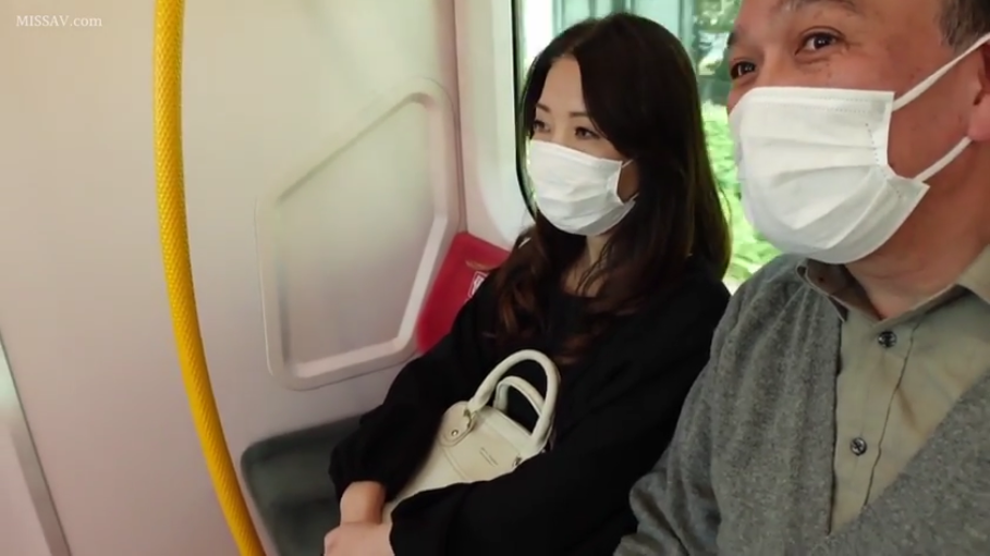 注视前方 · 日常场景 · 口罩 · 公共交通 · 黑色长袖上衣 · 两人面部特写