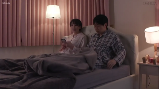 卧室 · 日常 · 手机 · 睡衣 · 室内灯光昏暗