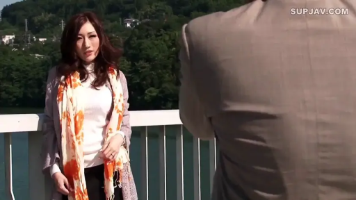 注视 · 桥上 · 丝巾 · 花色丝巾 · 男性背影