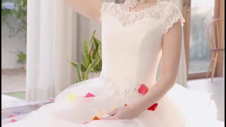 室内 · 坐姿 · 躯干 · 静坐 · 唯美 · 婚纱 · 玫瑰花瓣