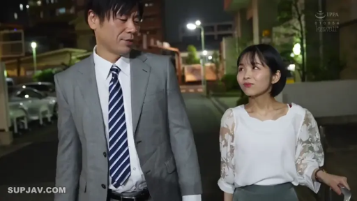 注视 · 户外 · 白色蕾丝拼接上衣