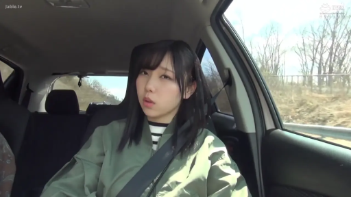 略带困惑 · 安全带 · 人物面部特写 · 汽车内部 · 条纹内搭