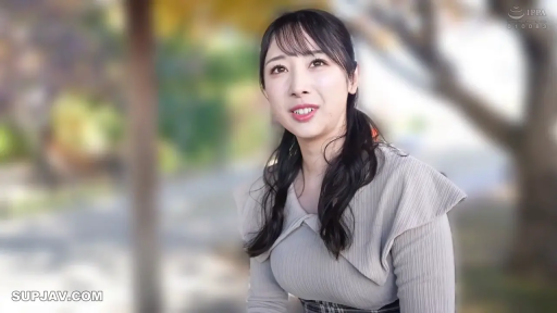 坐姿 · 巨乳 · 微笑 · 上半身 · 户外 · 访谈 · 灰褐色针织衫