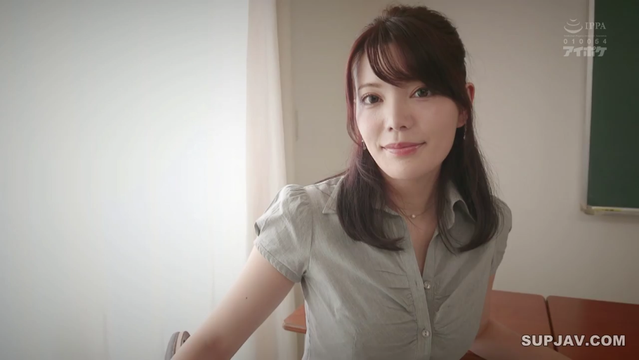 上半身特写 · 办公室 · 注视 · 光线明亮 · 灰色短袖衬衫