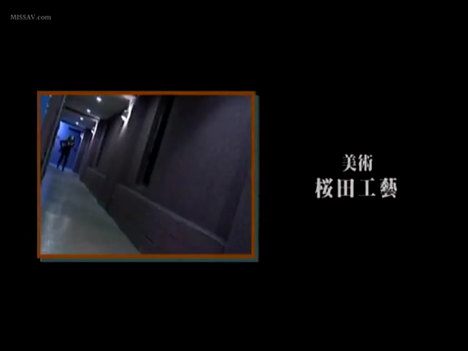 不可见 · 室内走廊 · 远景拍摄 · 深色长裙或连体衣