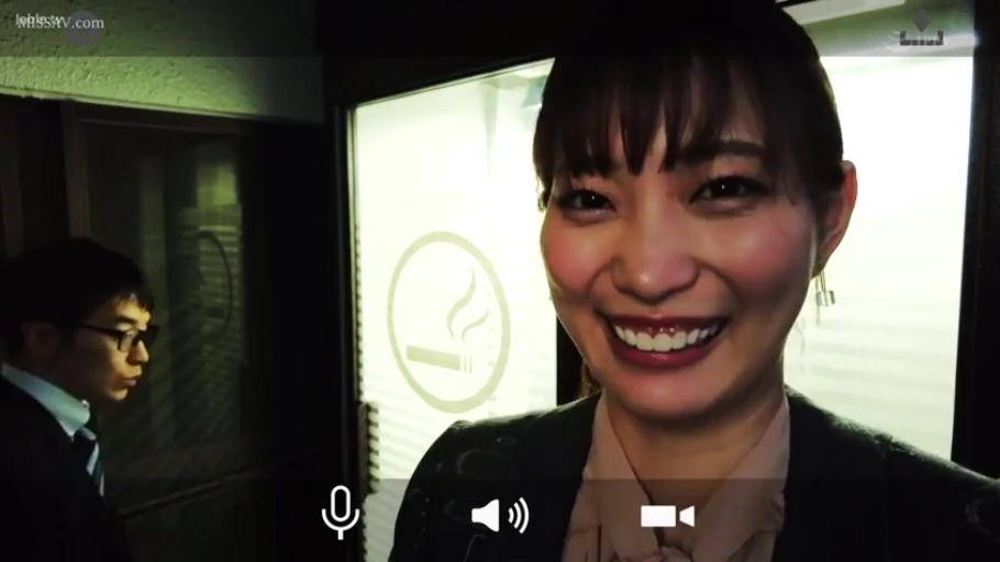 站立 · 面部特写 · 走廊 · 对视 · 笑容 · 西装 · 职场