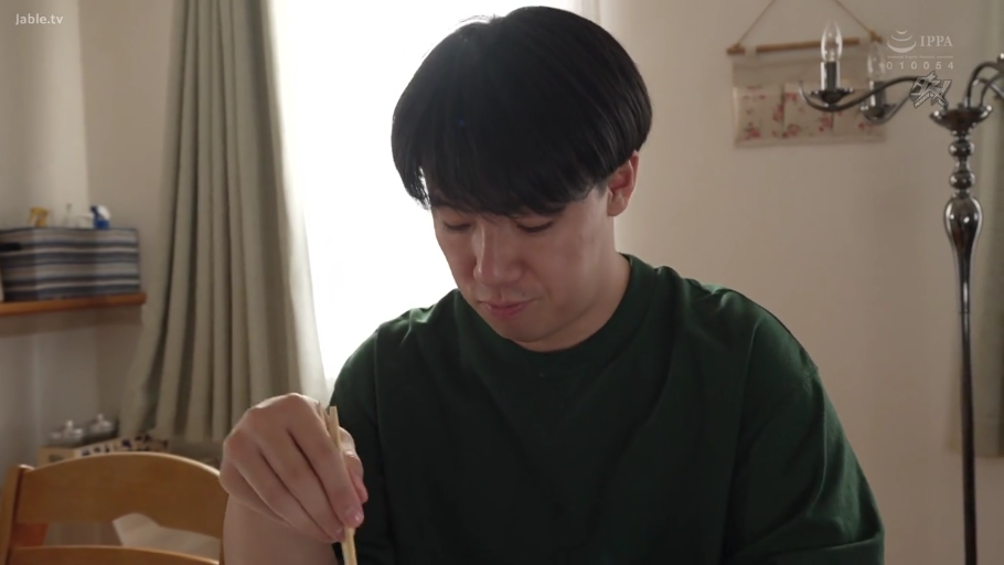 餐桌 · 平静 · 筷子 · 人物面部特写 · 绿色圆领T恤