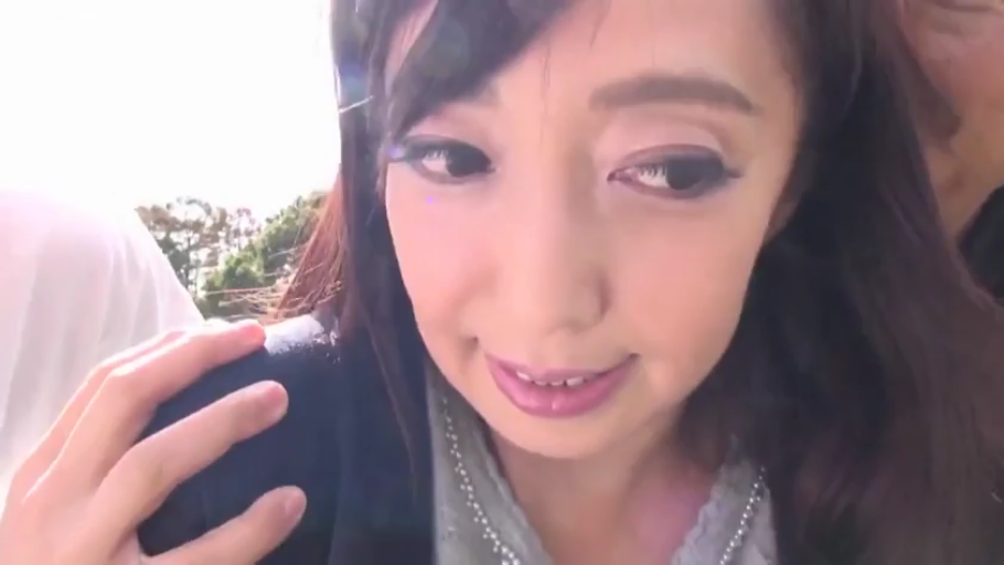 脸部特写 · 羞涩 · 灰色上衣 · 户外 · 熟女 · 侧头 · 被人搭肩