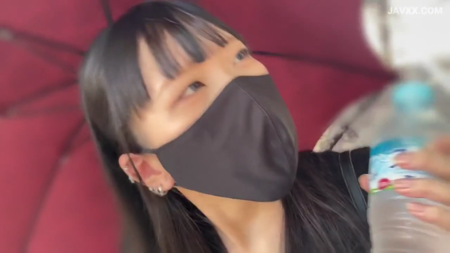 顔のクローズアップ · 屋外 · 黑色口罩 · ミネラルウォーター · 失神状态