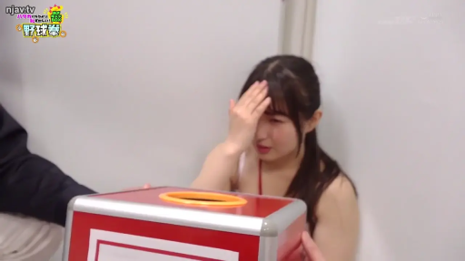 摄影棚 · 紧张 · 头部特写 · 红色细肩带背心 · 红色箱子