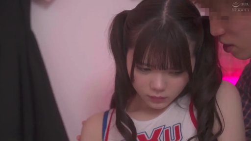 室内 · 坐姿 · 脸部特写 · 啦啦队服