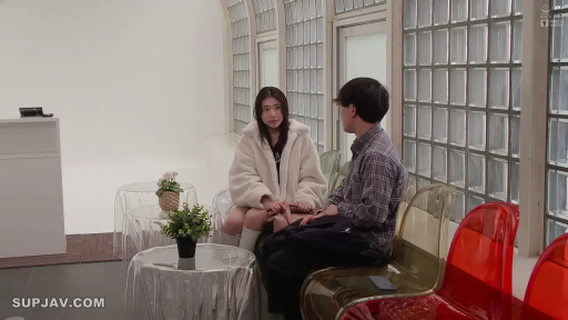 长筒袜 · 摄影棚休息区 · 交谈中 · 花盆 · 侧面视角