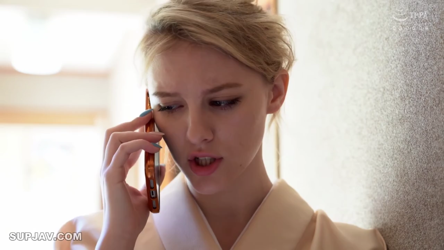 室内 · 严肃 · 站立 · 面部特写 · 手机 · 金发 · 打电话 · 和服