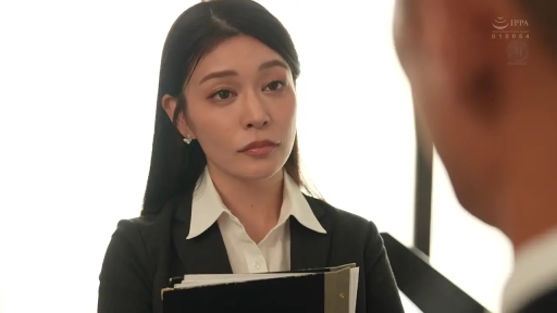专注 · 脸部特写 · 办公室 · 黑色西装外套 · 黑色文件夹