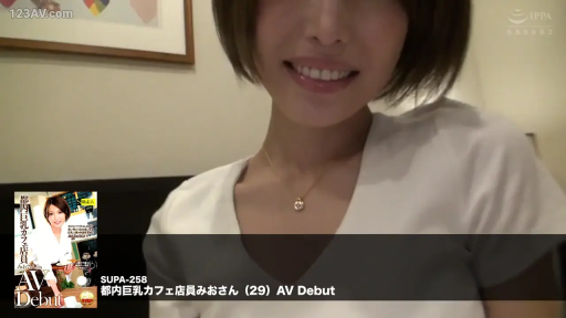 室内 · 脸部特写 · 正面 · 白色V领T恤