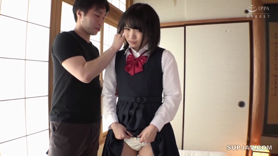 和室 · 深色背心裙 · 掀起裙子的手部特写 · 女生低头羞涩