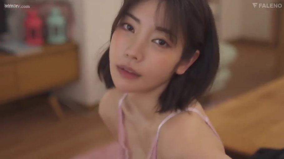 卧室 · 肩部特写 · 诱惑 · 自然光 · 粉色吊带内衣