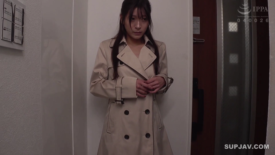 紧张 · 面部特写 · 室内走廊 · 卡其色风衣
