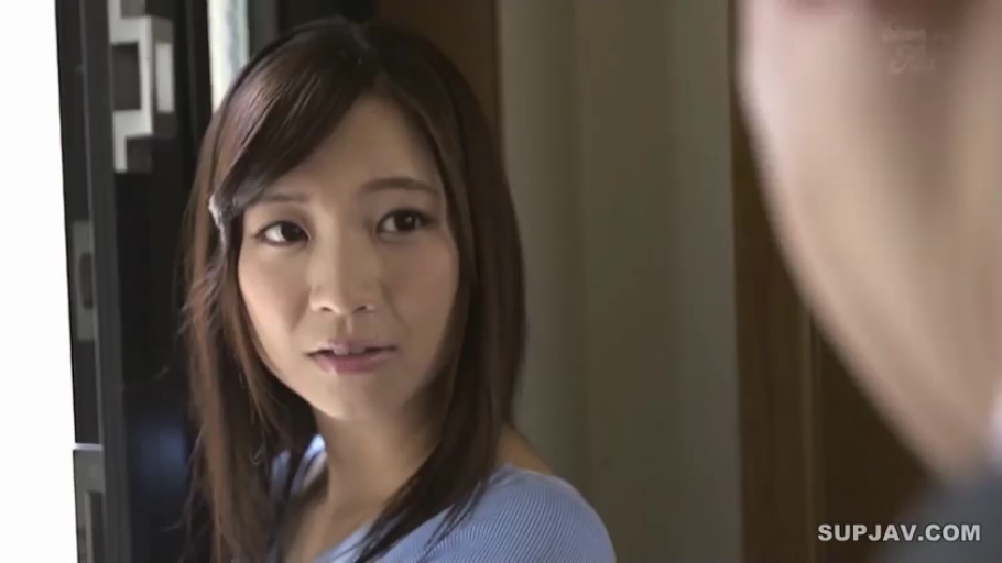 室内 · 站立 · 面部特写 · 注视 · 熟女 · 惊讶 · 蓝色上衣