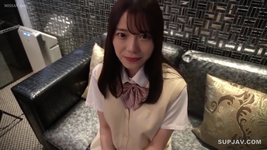 室内 · 坐姿 · 脸部特写 · 沙发 · 微笑 · 高视角 · JK制服 · 注视镜头