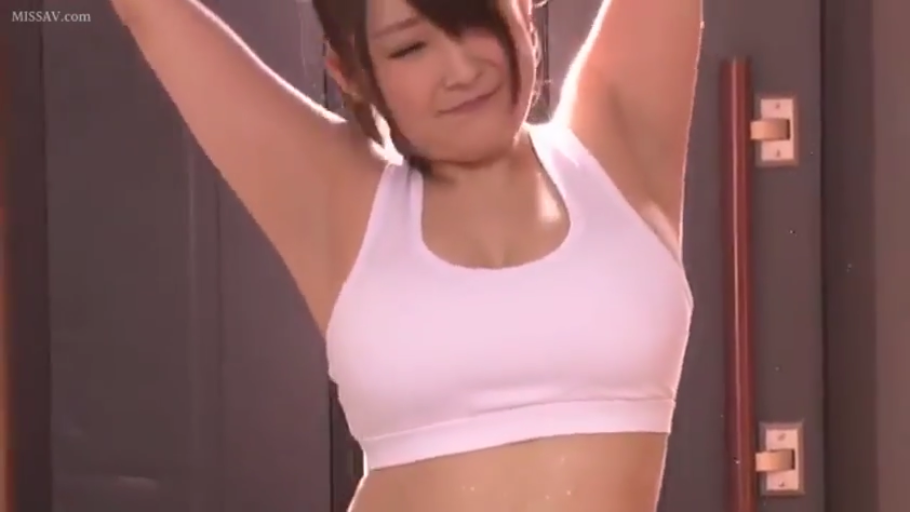 室内 · 面部特写 · 微笑 · 白色运动背心 · 汗水痕迹