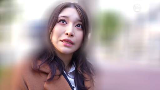 脸部特写 · 户外 · 抬头 · 棕色大衣