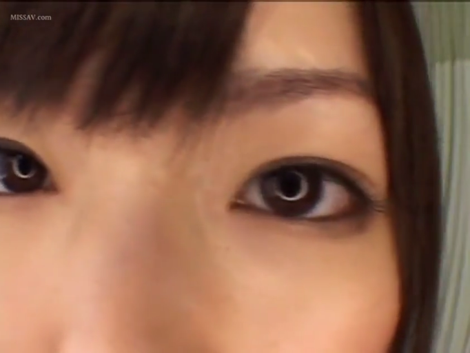 室内 · 凝视 · 双眼特写