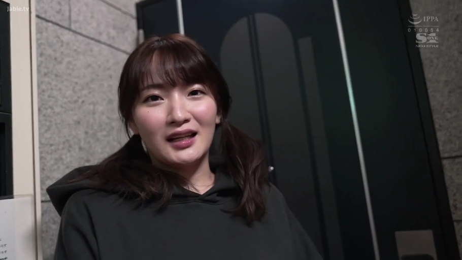 交谈中 · 面部特写 · 室内门口 · 深灰色连帽卫衣