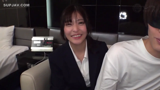 室内 · 坐姿 · 愉悦 · 白衬衫 · 面部特写 · 剧情片 · 面对镜头微笑 · 电子钟