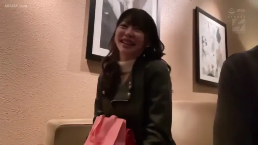 室内 · 坐姿 · 半身 · 聊天 · 笑容 · 长发 · 粉色手提包 · 深色外套