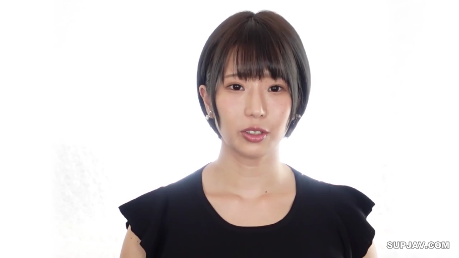 平静 · 头部特写 · 摄影棚 · 黑色短袖上衣