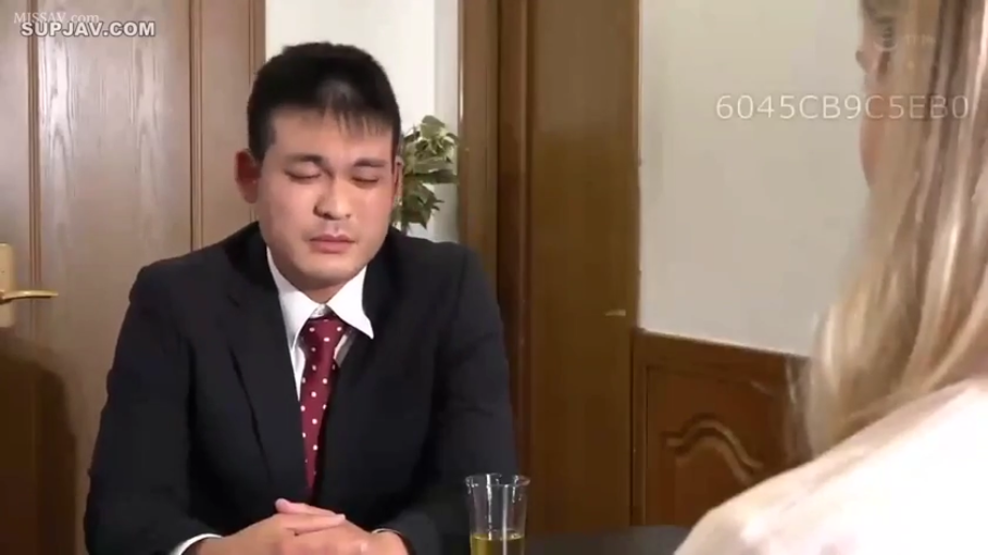 室内 · 坐姿 · 中景 · 闭眼 · 对话 · 西装 · 玻璃杯 · 成年人