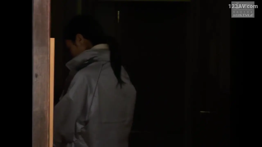 走廊或昏暗房间 · 低对比度 · 无法分辨 · 深色外套或衬衫