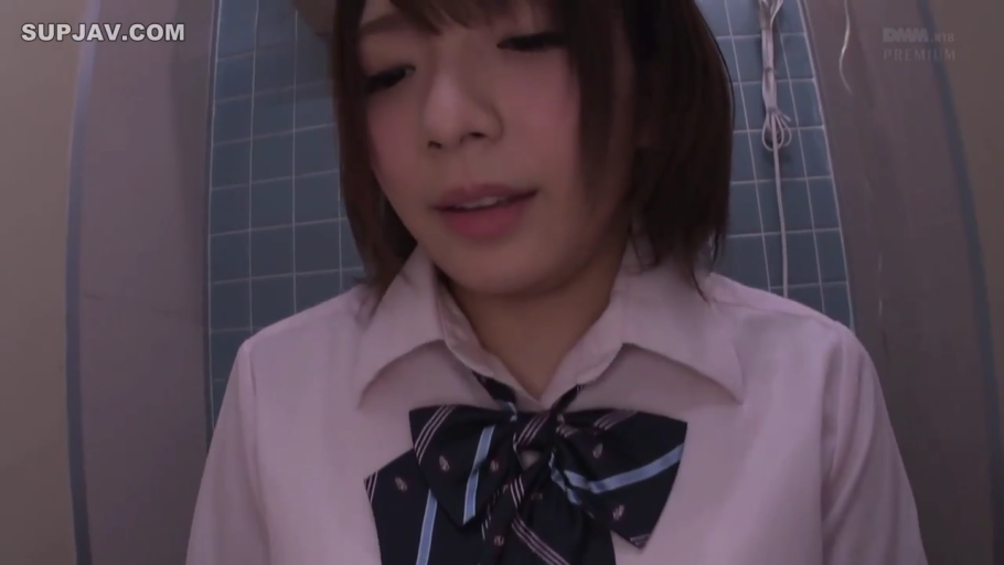 Bathroom · 面部特写 · 神情放松 · 浅粉色学生制服衬衫 · 背景为蓝色瓷砖