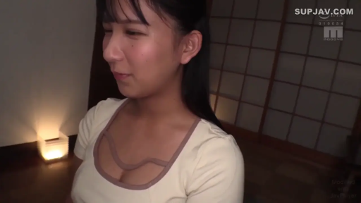 面部侧脸特写 · 和室 · 面无表情 · 浅色圆领T恤 · 灯光柔和
