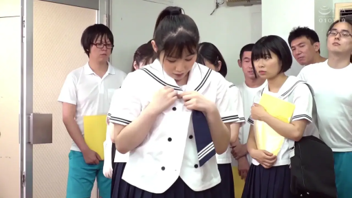 室内 · 站立 · 羞涩 · 中景 · 多人 · 文件夹 · 水手服 · 整理衣服