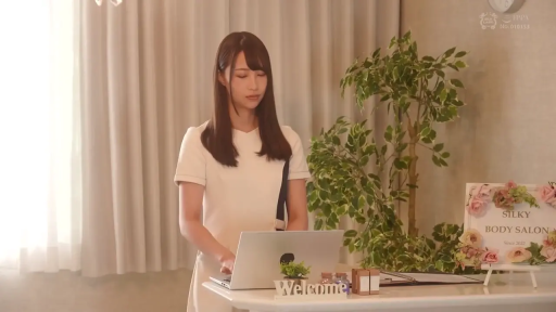 专注 · 美容沙龙 · 桌台 · 光线柔和 · 白色职业制服 · 人物半身中景