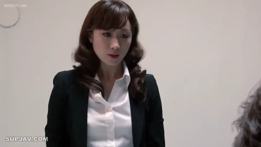 室内 · 严肃 · 站立 · 半身 · 职业装 · 熟女 · 沟通