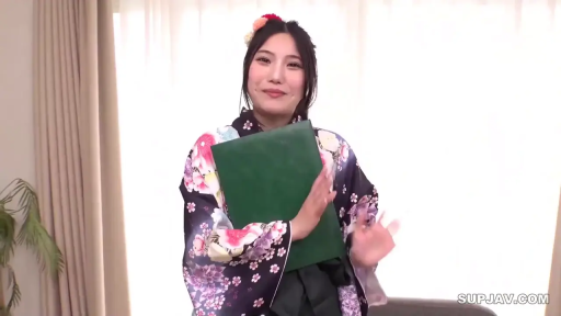 室内 · 中景 · 站姿 · 微笑 · 和服 · 挥手 · 日本女性 · 证书