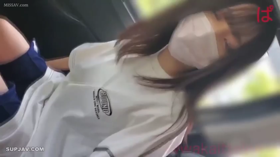 上半身 · 模糊 · 车内 · 口罩 · 深蓝色短裤