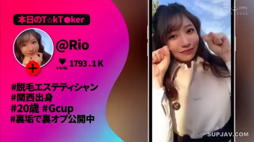 微笑 · 半身 · 户外 · 看镜头 · 大胸 · 米色外套 · 卖萌姿势