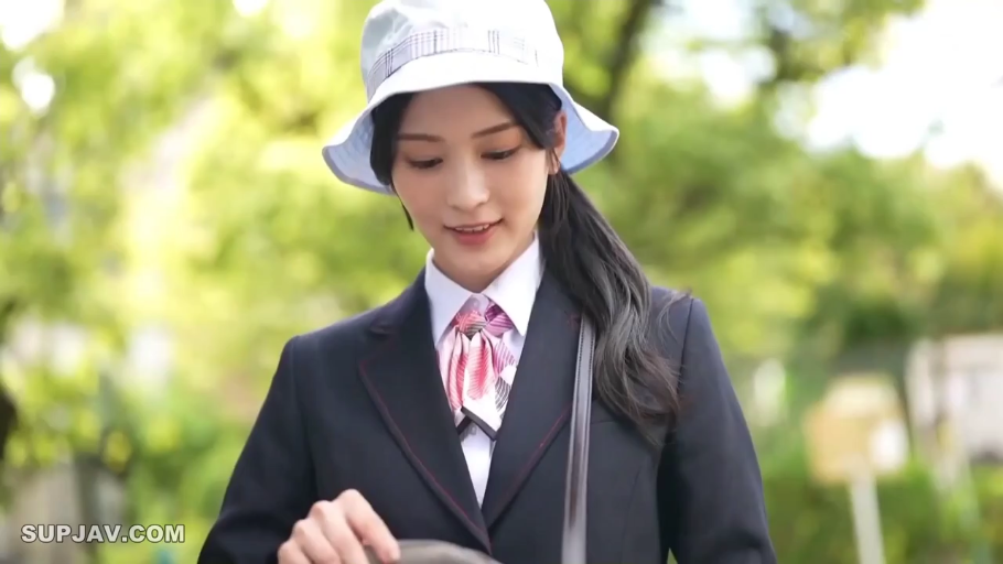 温柔 · 公园 · 深色制服西装 · 背景模糊 · 头部及肩部特写 · 渔夫帽