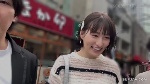 开朗 · 街道 · 背景模糊 · 针织毛衣 · 女性面部特写