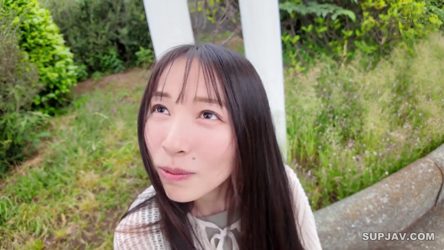 若有所思 · 面部特写 · 公园 · 白色镂空罩衫