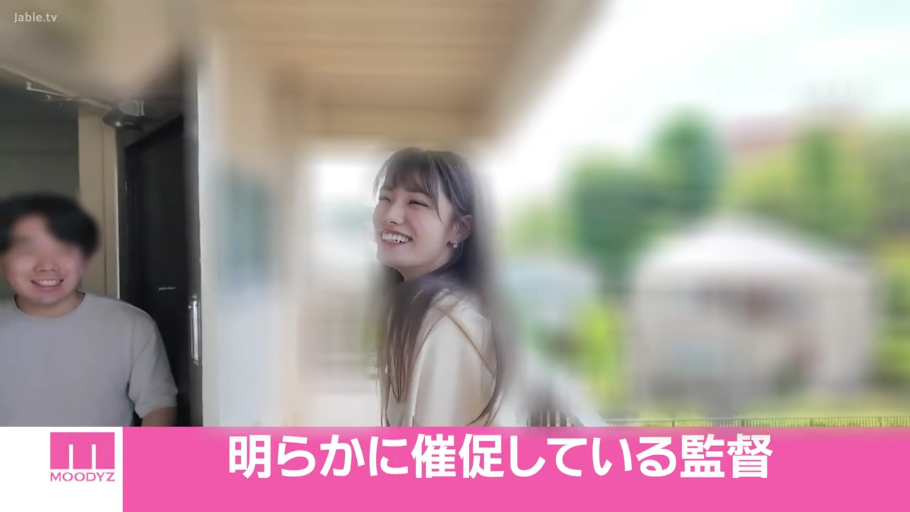 面部特写 · 开心大笑 · 浅色上衣 · 室外走廊 · 字幕显示“显然在催促的导演”