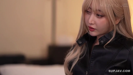 室内 · 坐姿 · 忧郁 · 面部特写 · 黑色皮衣 · 注视 · 长发