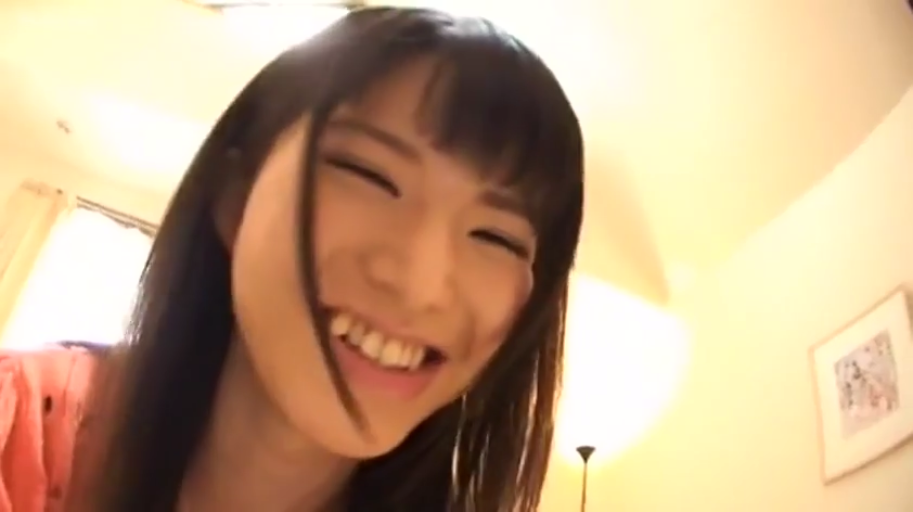 甜美笑容特写 · 调皮 · 室内卧室 · 粉色衣服